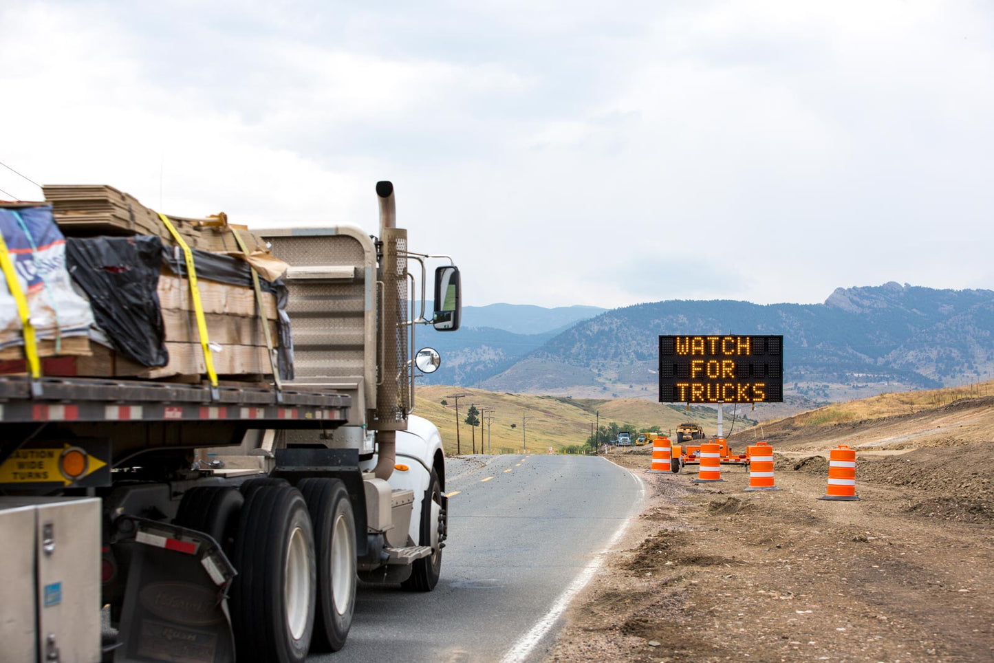 Wanco 3-Line Message Sign with Hydraulic Lift